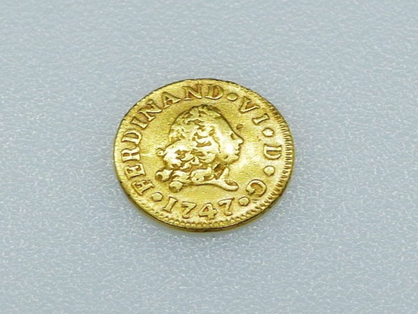 Pièce OR 1/2 ESCUDO - 1747 TTB. Espagne. Ferdinand VI. Very Fine – Image 2