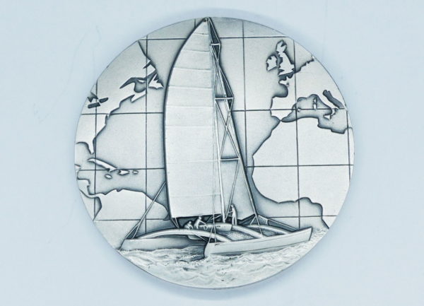 Médaille BRONZE. LA TRINITE SUR MER. J.Balme. Deh hag atao. Catamaran – Image 2