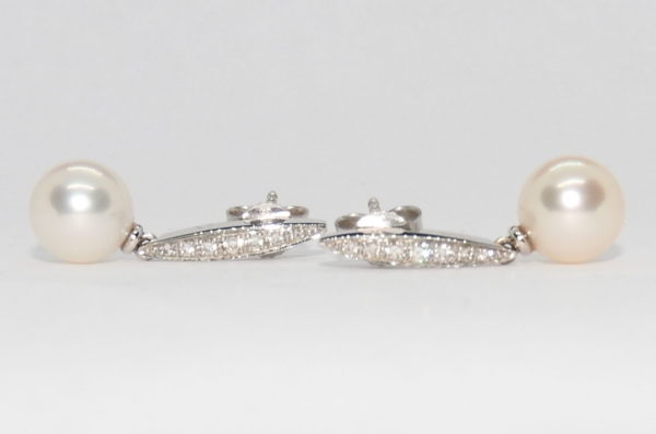 GELLNER. Boucles d'oreilles OR BLANC 750°/°°. 4,8 gr. 2 PERLES &14 Diamants