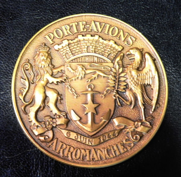 Médaille BRONZE 156 gr. Graveur A.AUGIS. PORTE AVIONS ARROMANCHES. 6 juin 1944