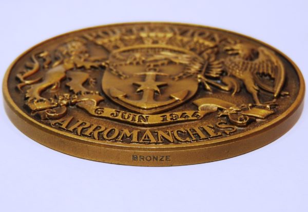 Médaille BRONZE 156 gr. Graveur A.AUGIS. PORTE AVIONS ARROMANCHES. 6 juin 1944 – Image 3
