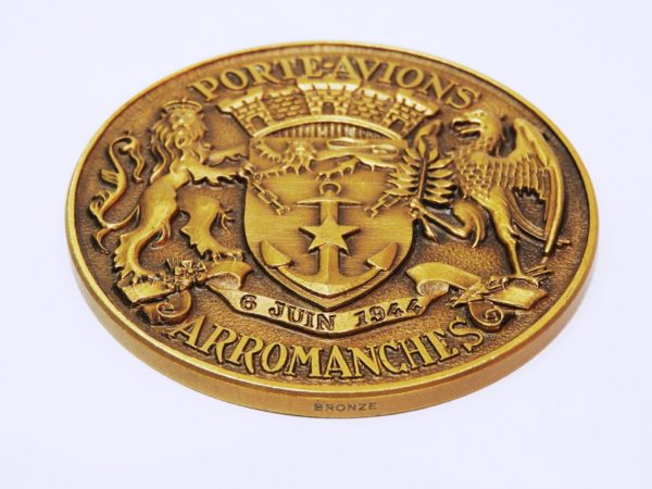 Médaille BRONZE 156 gr. Graveur A.AUGIS. PORTE AVIONS ARROMANCHES. 6 juin 1944 – Image 2