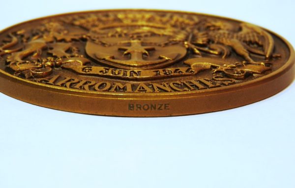 Médaille BRONZE 156 gr. Graveur A.AUGIS. PORTE AVIONS ARROMANCHES. 6 juin 1944 – Image 4