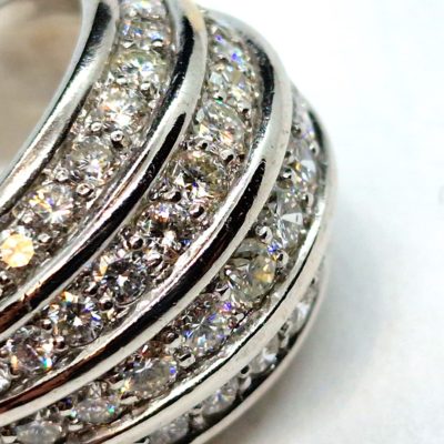 Bague OR BLANC 750°/°° 18 Carats. 10,3 gr. 77 Diamants. Bijou "haute couture" – Image 2