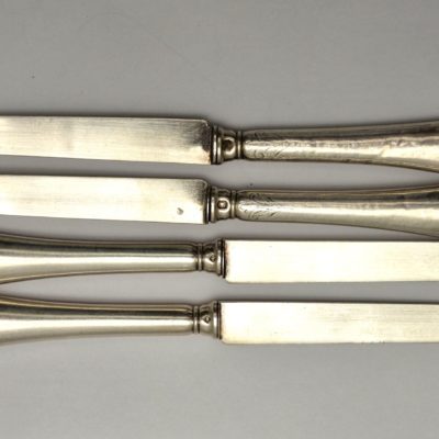 4 Couteaux XIX° Lames ARGENT MASSIF MINERVE. Manches Argent Fourré – Image 2