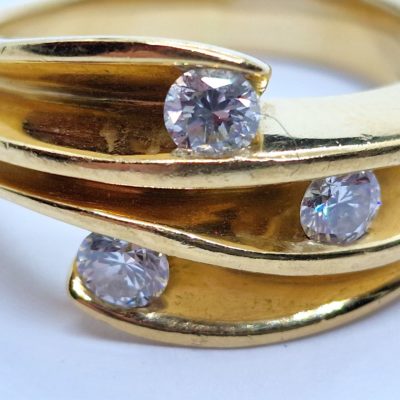 Bague Or Jaune 750°/°°  18 Carats. 9,6gr. 3 DIAMANTS – Image 2