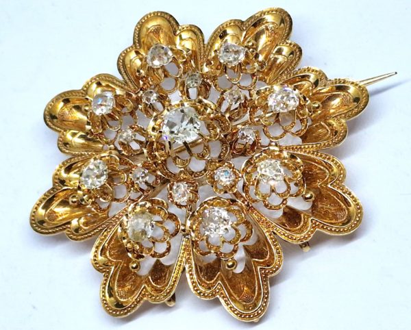 Broche Or Jaune 750°/°°  18 Carats 20,2 gr 17 DIAMANTS.
