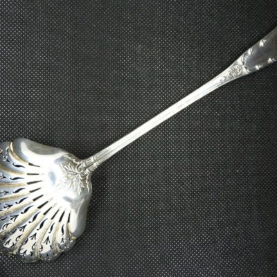 Saupoudreuse. Fin XIX°. ARGENT. 78,80gr. Minerve. Décor Louis XV – Image 3