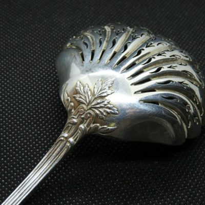 Saupoudreuse. Fin XIX°. ARGENT. 78,80gr. Minerve. Décor Louis XV – Image 4