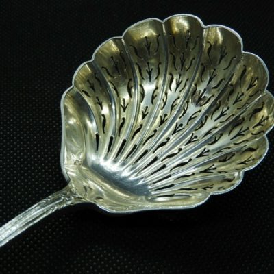 Saupoudreuse. Fin XIX°. ARGENT. 78,80gr. Minerve. Décor Louis XV – Image 5