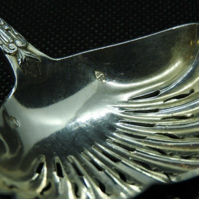 Saupoudreuse. Fin XIX°. ARGENT. 78,80gr. Minerve. Décor Louis XV – Image 7