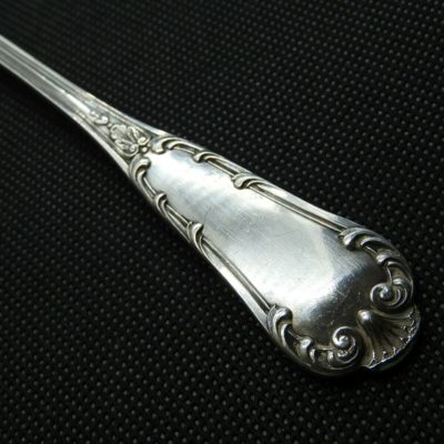Saupoudreuse. Fin XIX°. ARGENT. 78,80gr. Minerve. Décor Louis XV – Image 8