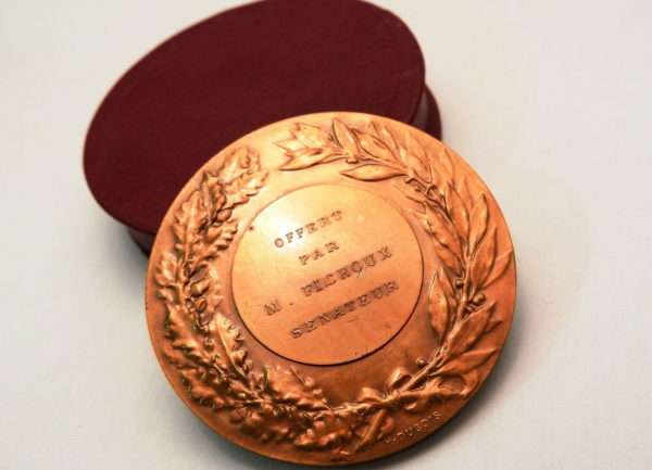 Medaille-BRONZE-PETANQUE-Offert-par-le-Senateur-M-FICHOUX-Graveur-HDEMEY-283538594725-2