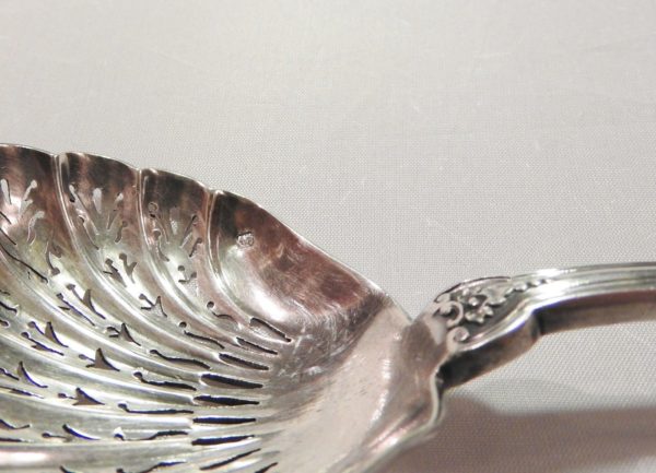 Saupoudreuse-Fin-XIX-ARGENT-75gr-Minerve-Motifs-Art-Nouveau-1900-273196193036-10