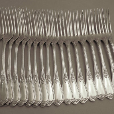 12 Couverts + 6 Fourchettes: Ménagère 30 pièces. ARGENT: 2,477 Kg. Minerve XIX° – Image 11
