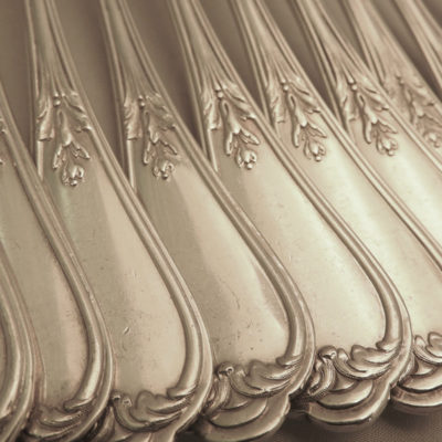 12 Couverts + 6 Fourchettes: Ménagère 30 pièces. ARGENT: 2,477 Kg. Minerve XIX° – Image 13